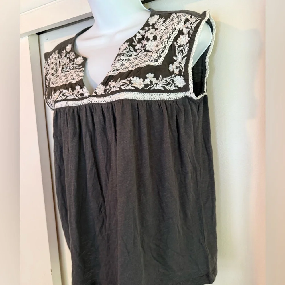 Lucky Brand Black Short Sleeve with White Embroidery New - Picture 5 of 6